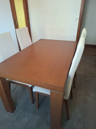 Mesa Comedor extensible y 4 Sillas