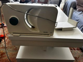 Cortadora de embutidos plateada y blanca