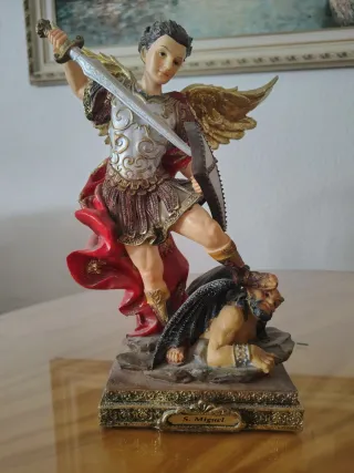 Figura Arcángel Miguel 28 cm, pvc