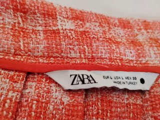Falda corta de tablas naranja y rosa