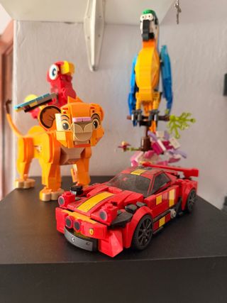 Figuras Lego: Coche, León y Loro