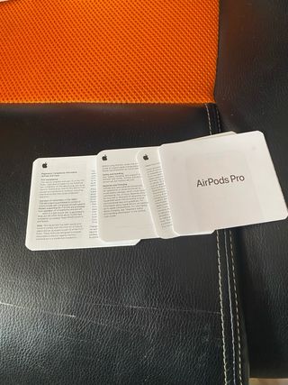 Auriculares inalámbricos blancos sin estrenar