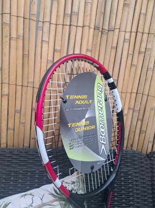 Raqueta de tenis Boomerang con una cuerda rota.