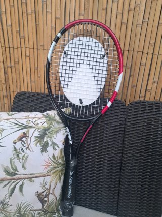 Raqueta de tenis Boomerang con una cuerda rota.