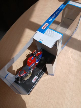 Maisto Honda CBR1000RR-R Fireblade SP 1/18