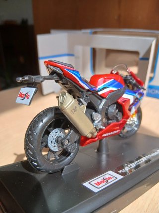 Maisto Honda CBR1000RR-R Fireblade SP 1/18