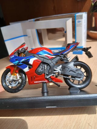 Maisto Honda CBR1000RR-R Fireblade SP 1/18