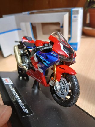 Maisto Honda CBR1000RR-R Fireblade SP 1/18