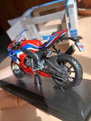Maisto Honda CBR1000RR-R Fireblade SP 1/18