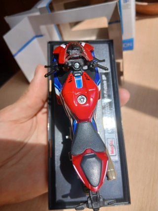 Maisto Honda CBR1000RR-R Fireblade SP 1/18