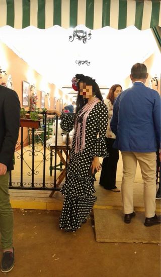 Traje de flamenca negro con lunares blancos