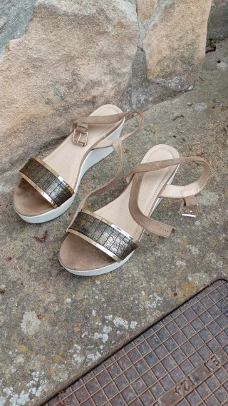 Sandalias cuña mujer marrones y multicolor