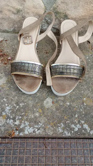 Sandalias cuña mujer marrones y multicolor