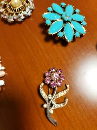 Lote de 8 Broches Joya .Cada uno a 10