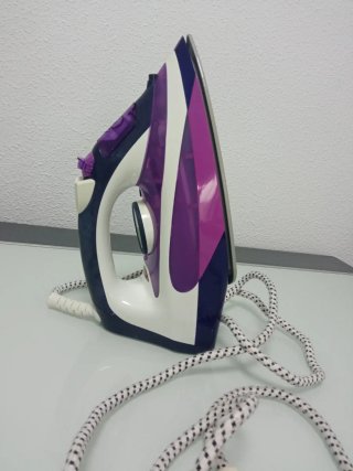 Plancha de vapor Tristar morada y blanca