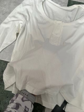 Camiseta blanca elegante manga larga