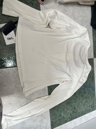 Camiseta blanca elegante manga larga