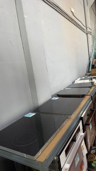 Placa de inducción nueva con embalaje dañado desde