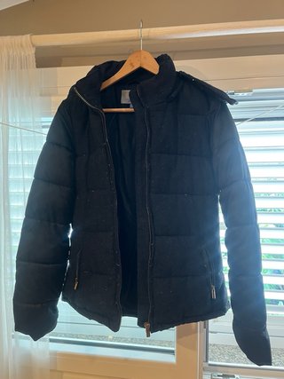 Chaqueta negra con detalles grises
