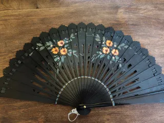 Abanico negro artesano pintado
