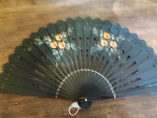 Abanico negro artesano pintado