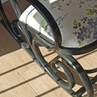 Mecedora antigua  estampado floral para interior