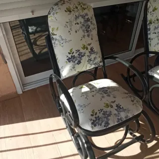 Mecedora antigua  estampado floral para interior