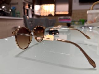 Gafas de sol negras y marrones