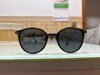 Gafas de sol negras y marrones