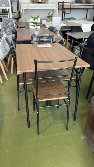 Mesa comedor roble cálido con 4 sillas