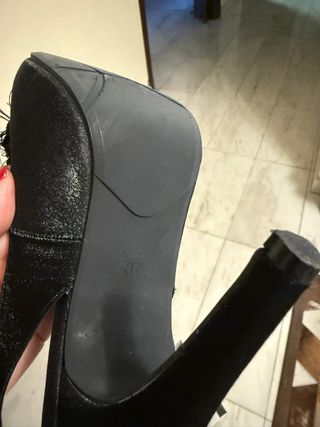 Zapatos negros destalonados con plataforma