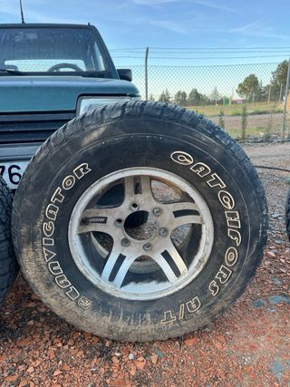 Llantas Nissan con Gomas Todo Terreno