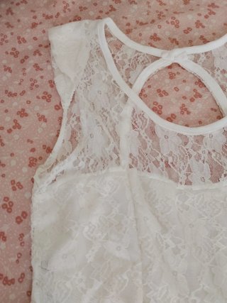 Vestido blanco elegante encaje peplum