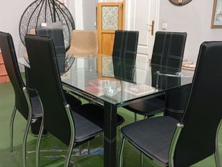 Mesa de cristal con 6 sillas negras