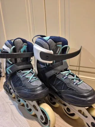 Patines en línea y set de protecciones.