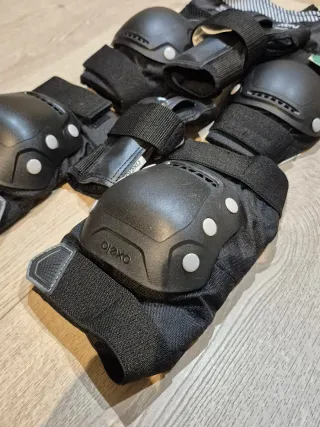 Patines en línea y set de protecciones.