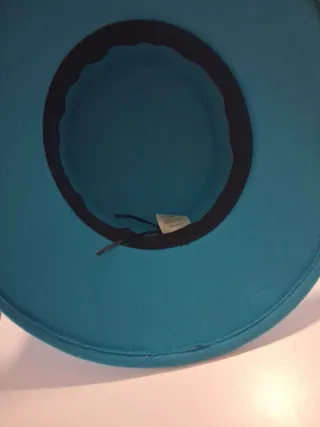 Sombrero azul con ala ancha.