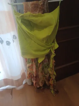 Ropa verde y multicolor con volantes