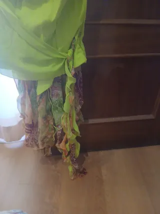 Ropa verde y multicolor con volantes