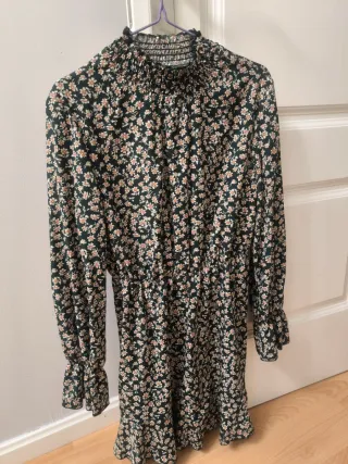 Vestido floral negro con cuello subido