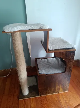 Árbol rascador para gatos con casita