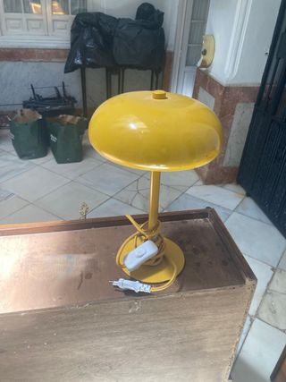 Lámpara de mesa amarilla mostaza