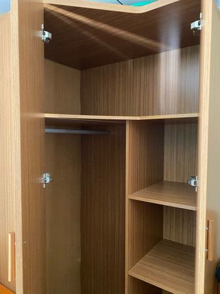 Armario esquinero de madera color beige/marrón