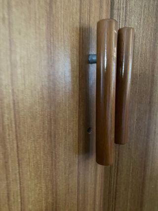 Armario esquinero de madera color beige/marrón