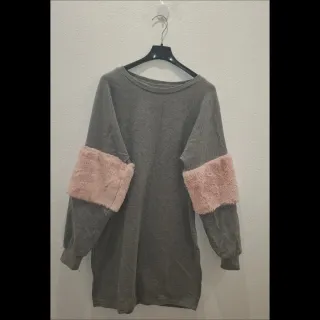 Vestido gris con mangas rosas