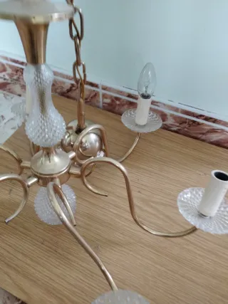 Lámpara de araña dorada y cristal