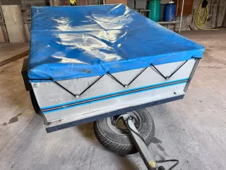 Remolque ERDE con lona azul
