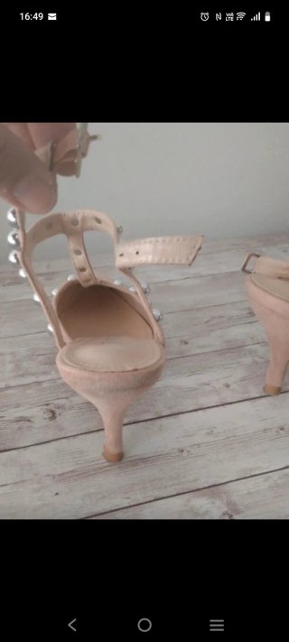 Zapatos de tacón rosa con tachuelas plateadas
