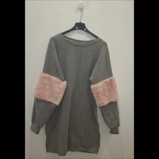Vestido gris con mangas de pelo rosa