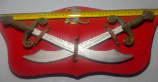 Placca decorativa  medievale, 2 scimitarre ed elmo